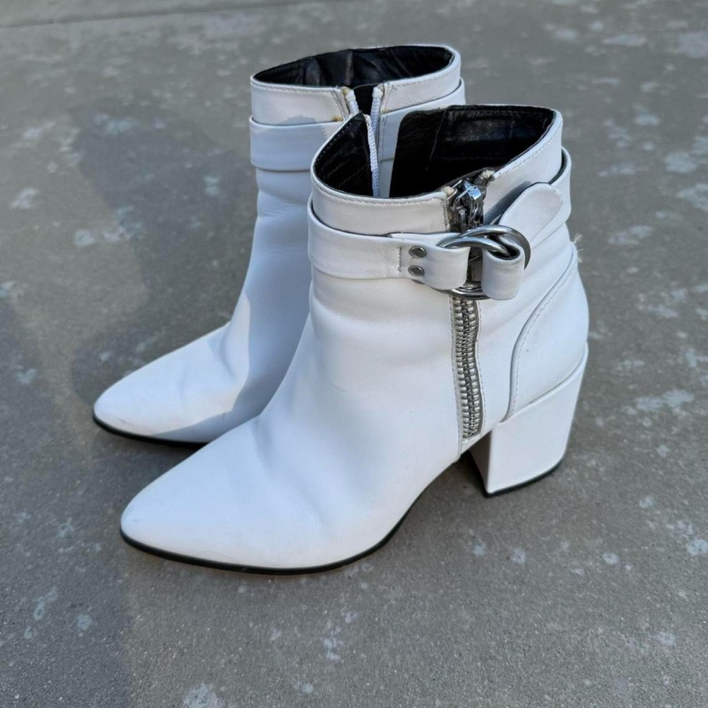 Steve Madden Johannah White Pointy Toe Buckle Ankle Boots 7.5 Women’s